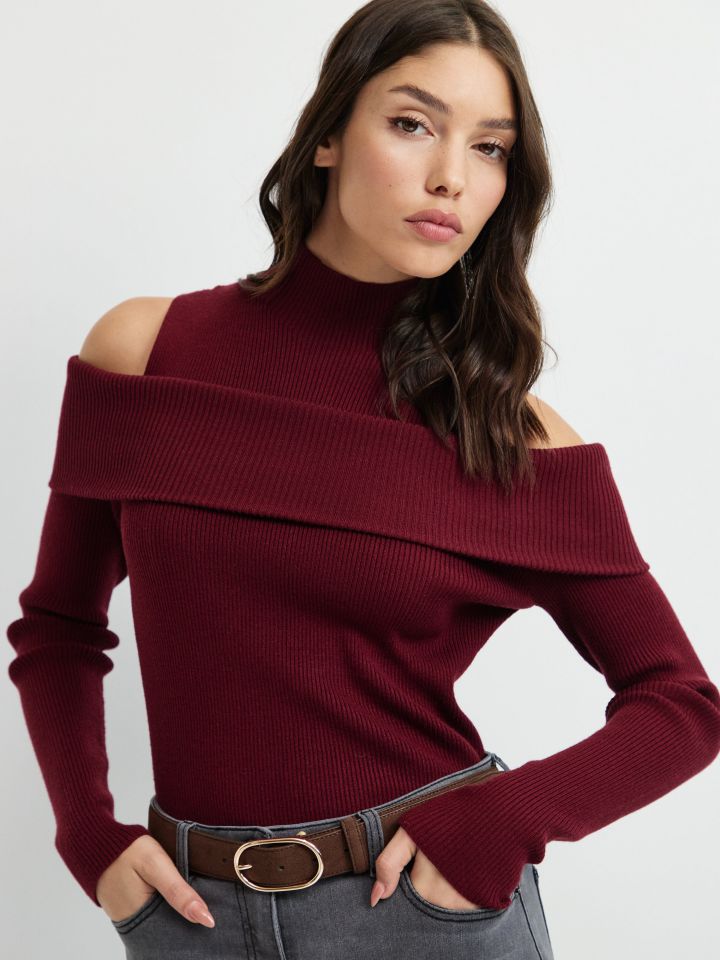 סריג גולף כתפיים חשופות בצבע בורדו