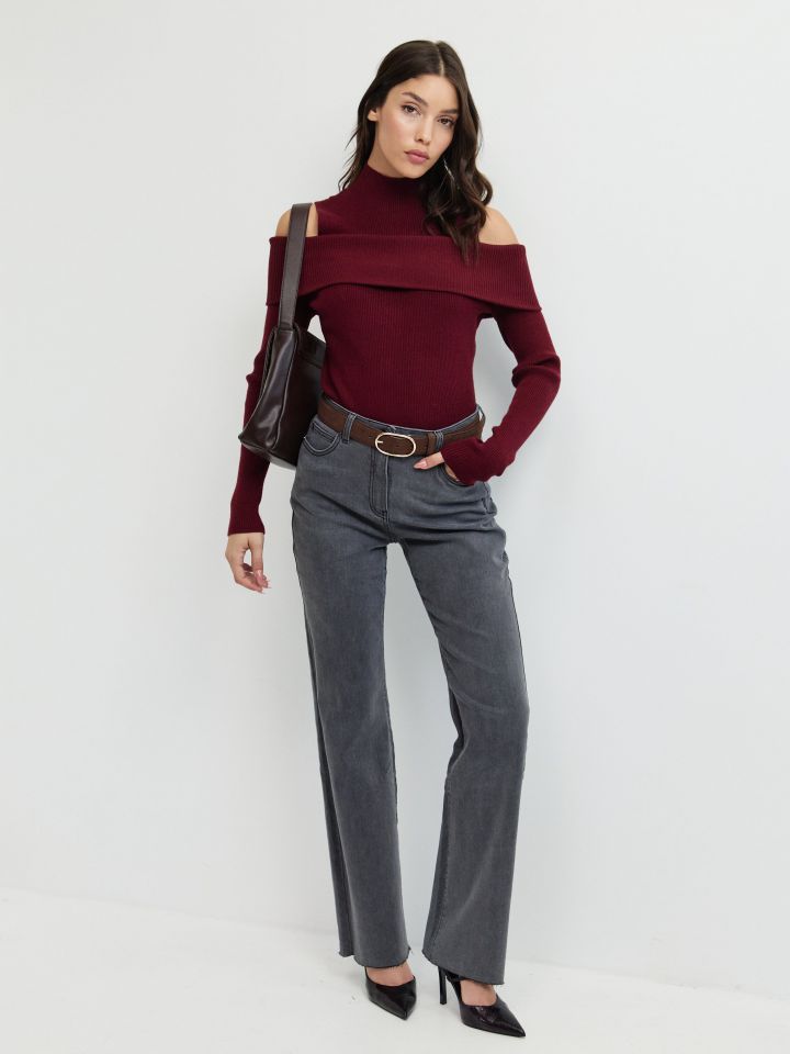 סריג גולף כתפיים חשופות בצבע בורדו