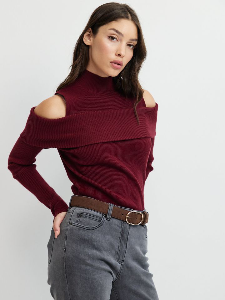 סריג גולף כתפיים חשופות בצבע בורדו