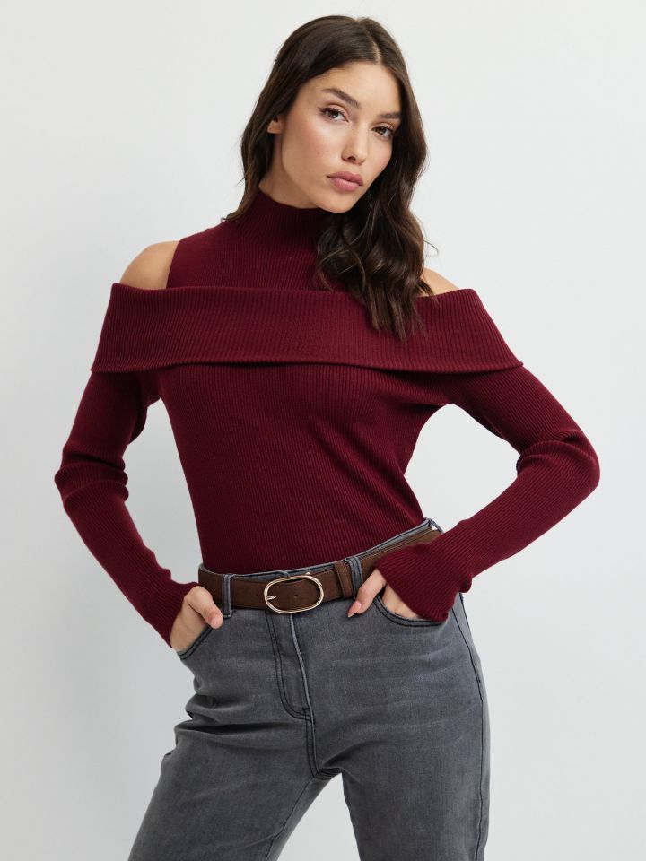 סריג גולף כתפיים חשופות בצבע בורדו