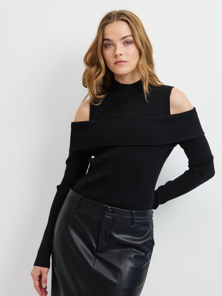 סריג גולף כתפיים חשופות בצבע שחור