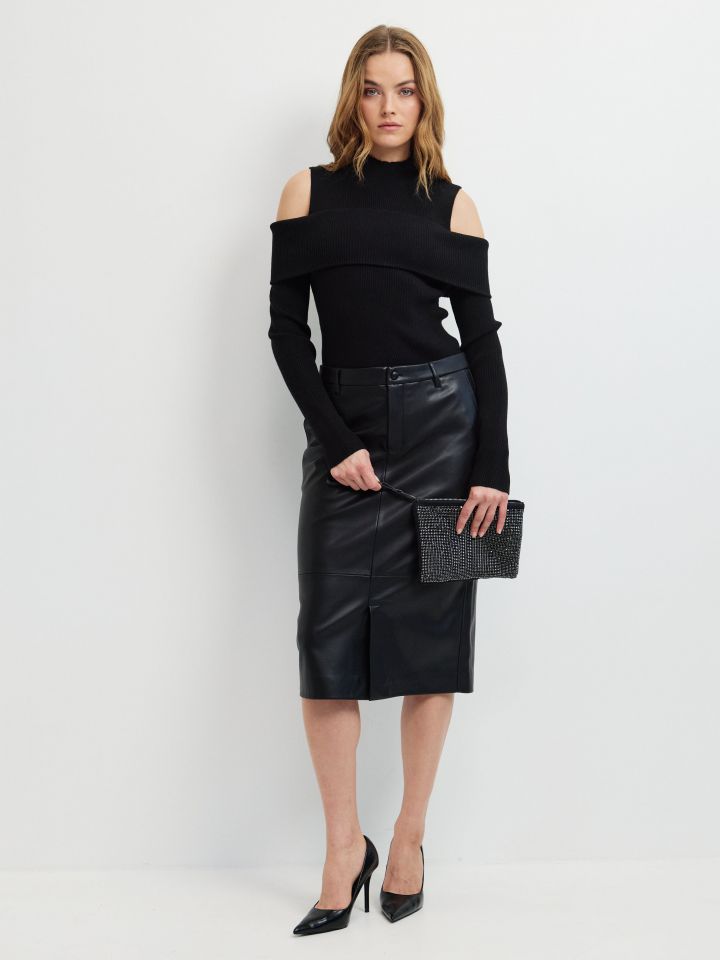 סריג גולף כתפיים חשופות בצבע שחור