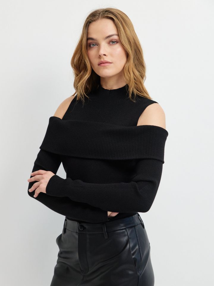 סריג גולף כתפיים חשופות בצבע שחור