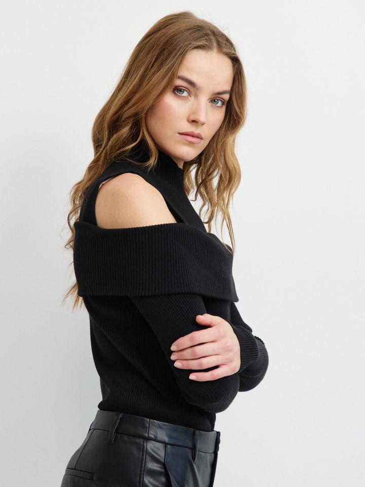 סריג גולף כתפיים חשופות בצבע שחור