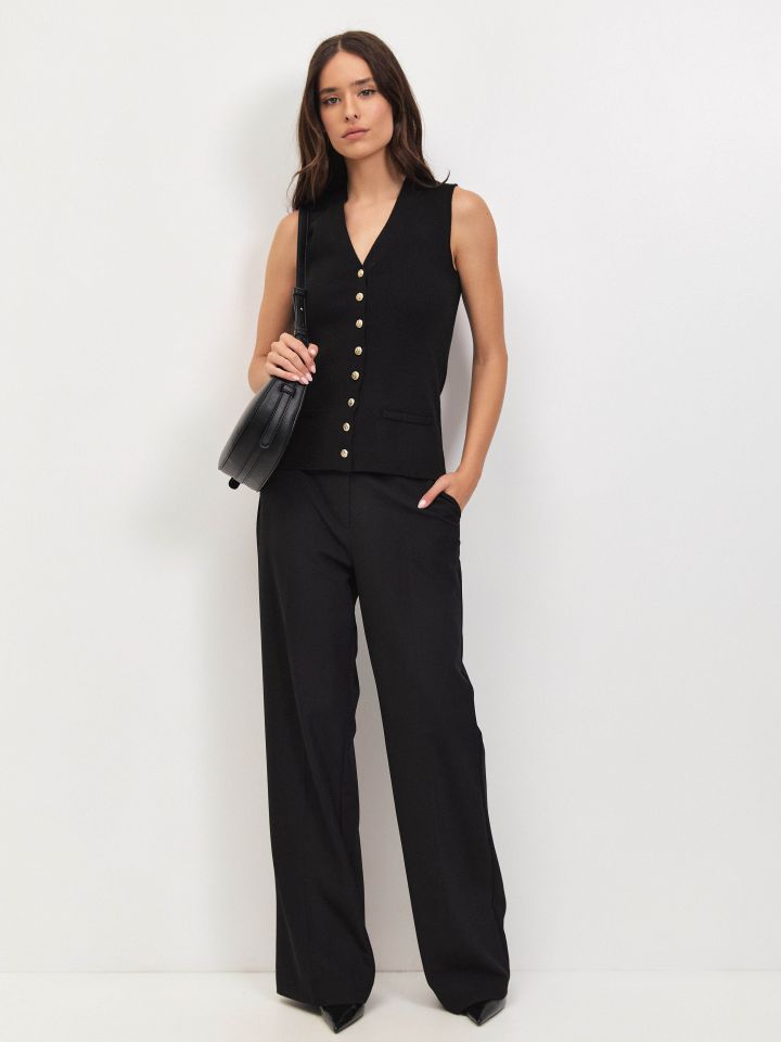 וסט סריג כפתורי זהב בצבע שחור