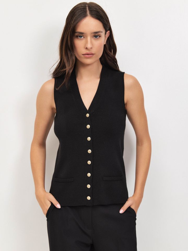 וסט סריג כפתורי זהב בצבע שחור