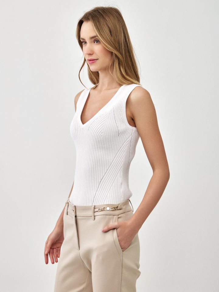 גופיה סריג דיאגונל בצבע לבן