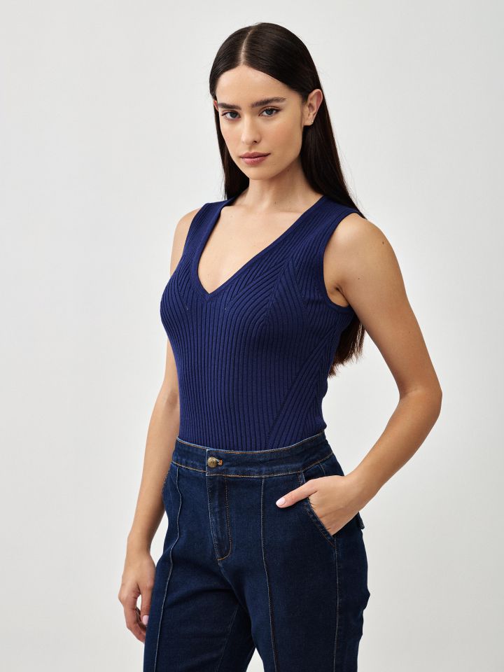 גופיה סריג דיאגונל בצבע כחול אינדיגו