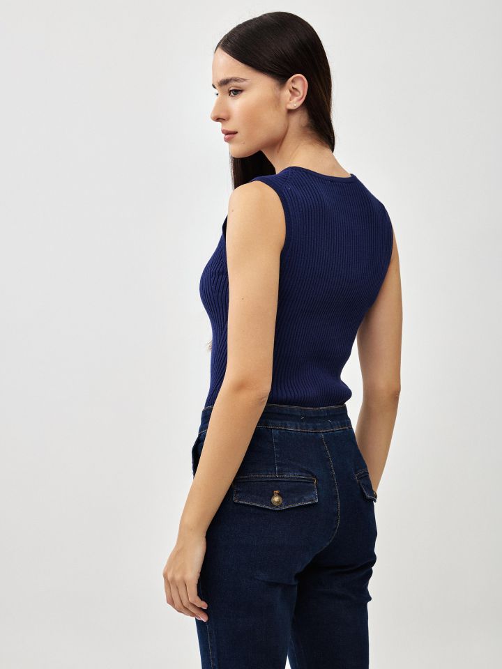 גופיה סריג דיאגונל בצבע כחול אינדיגו