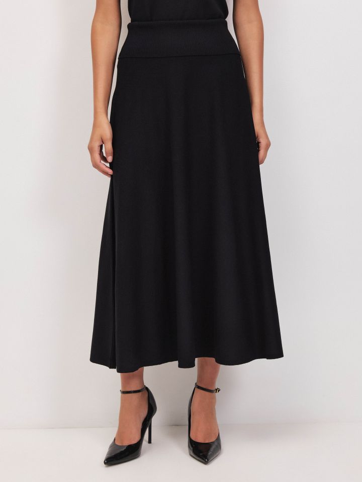 חצאית סריג קלוש בצבע שחור