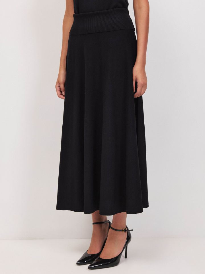 חצאית סריג קלוש בצבע שחור