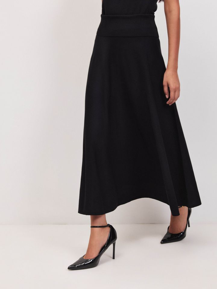 חצאית סריג קלוש בצבע שחור