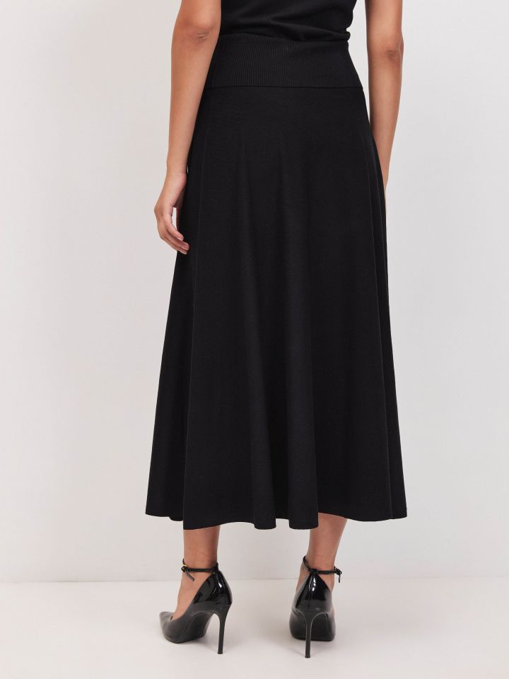 חצאית סריג קלוש בצבע שחור