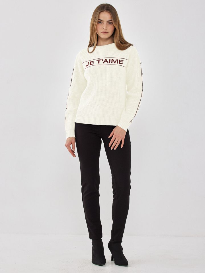 סריג פסים שילוב ניטים בשרוול בצבע אופוויט