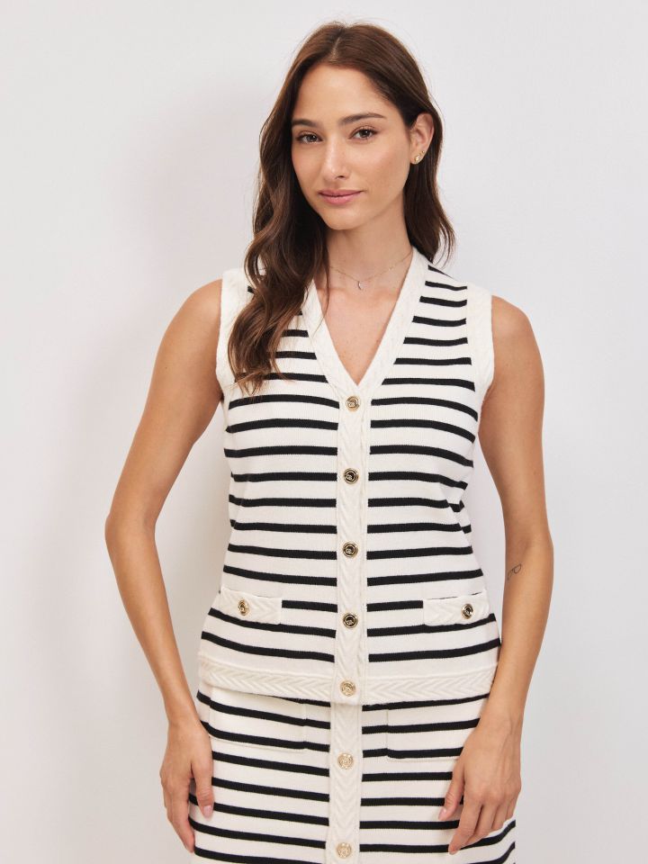 וסט סריג פסים + כפתורים בצבע אופוויט