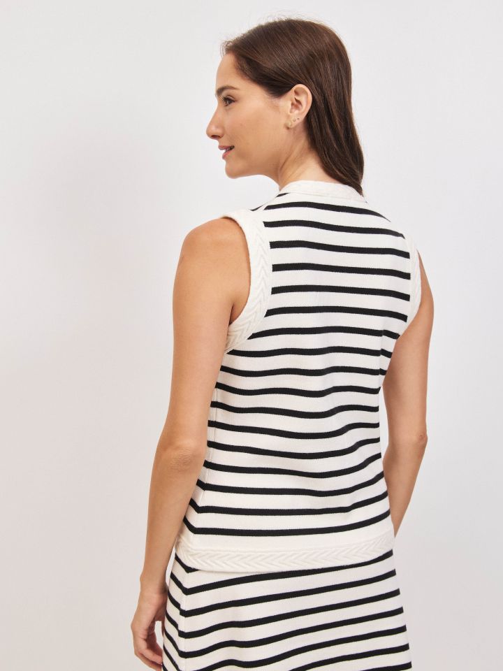 וסט סריג פסים + כפתורים בצבע אופוויט