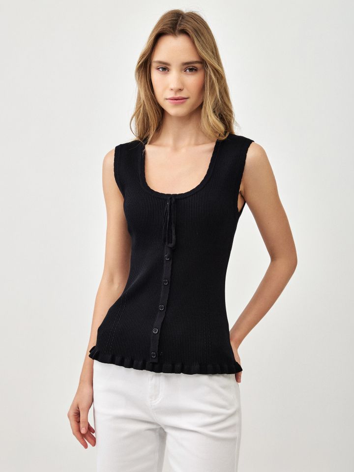 גופיה סריג כפתורים בצבע שחור