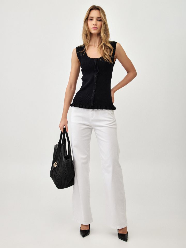 גופיה סריג כפתורים בצבע שחור