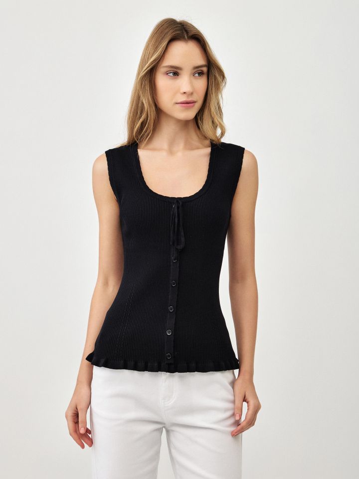 גופיה סריג כפתורים בצבע שחור