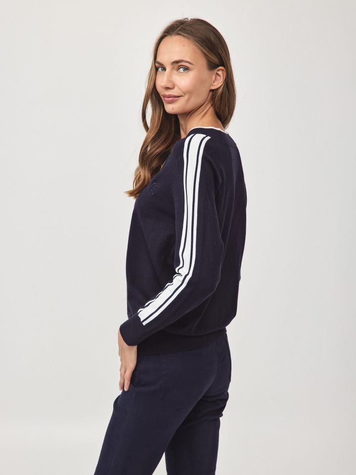 סריג V שילוב פסים בצבע כחול/שחור