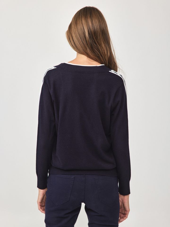 סריג V שילוב פסים בצבע כחול/שחור