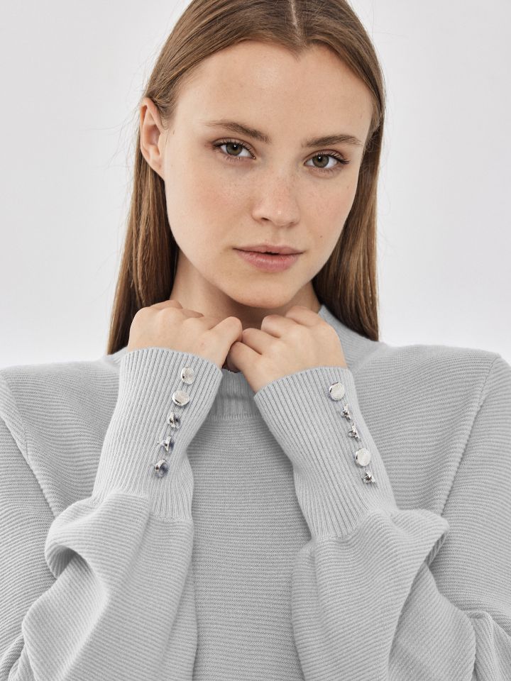 סריג חצי גולף כפתורים בשרוול בצבע אפור כסף