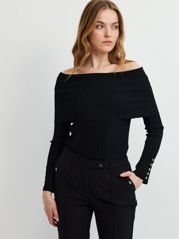 סריג וולן כפתורים בשרוול בצבע שחור