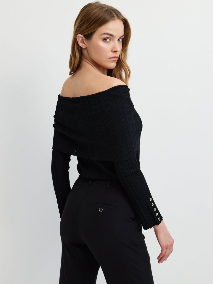 סריג וולן כפתורים בשרוול בצבע שחור