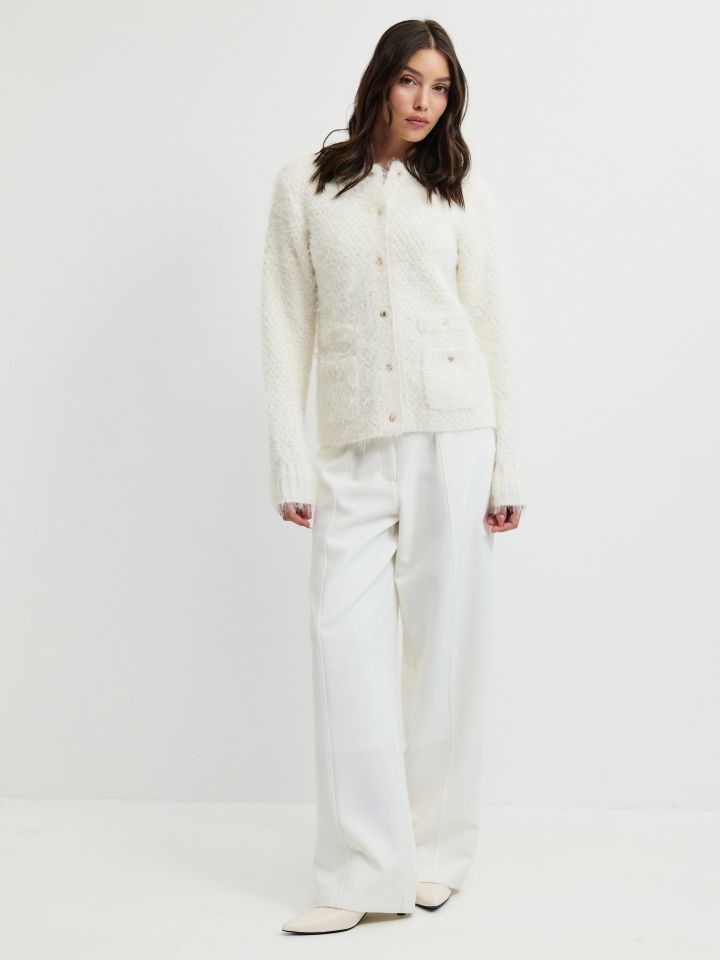 עליונית סריג כיסים וכפתורים בצבע אופוויט