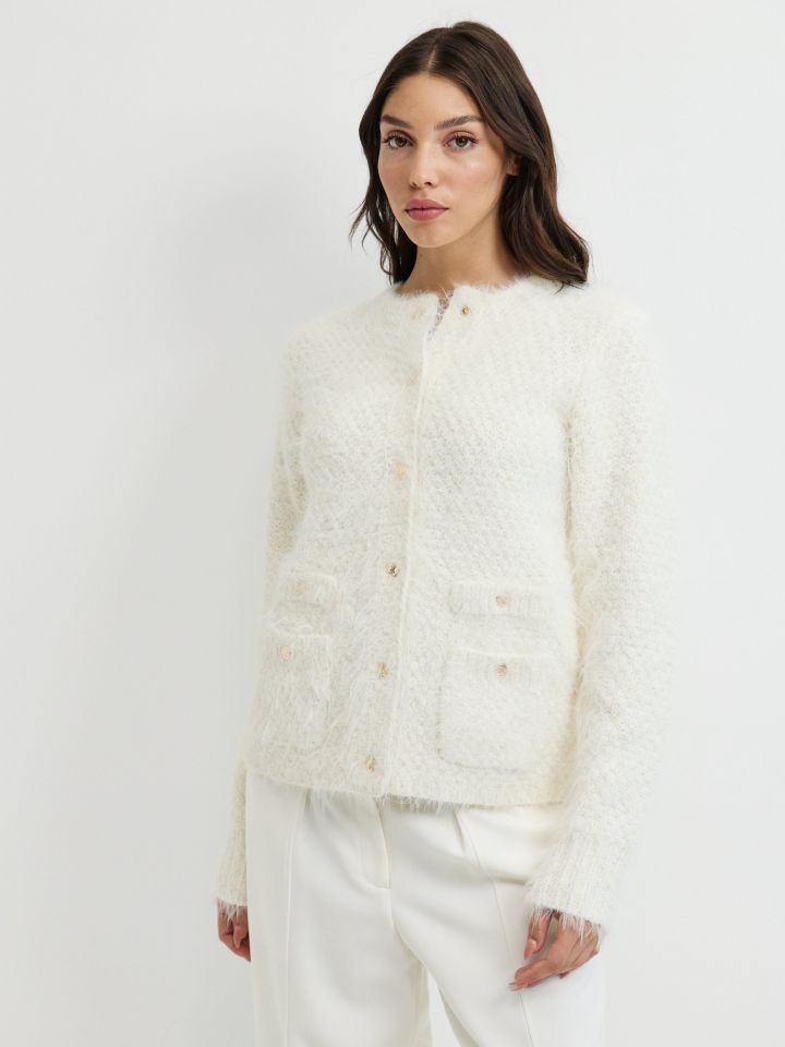 עליונית סריג כיסים וכפתורים בצבע אופוויט