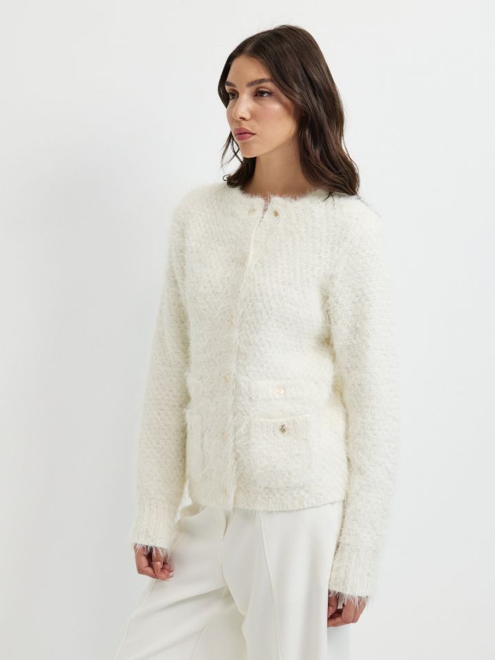 עליונית סריג כיסים וכפתורים בצבע אופוויט