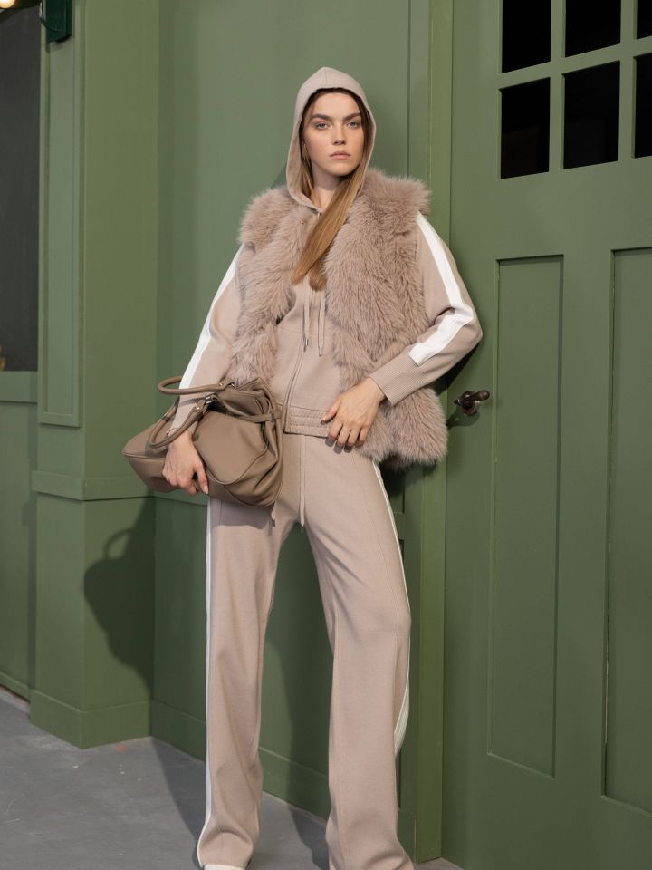 חליפת פנאי סריג שילובים בצבע בייז קפוצינו