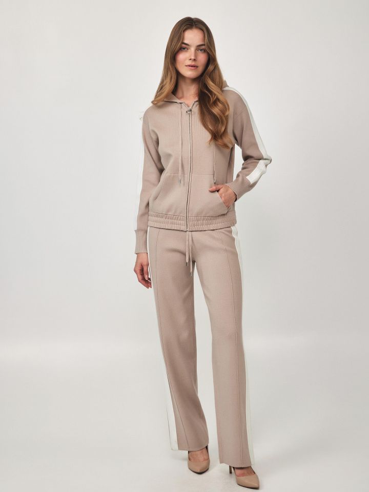 חליפת פנאי סריג שילובים בצבע בייז קפוצינו