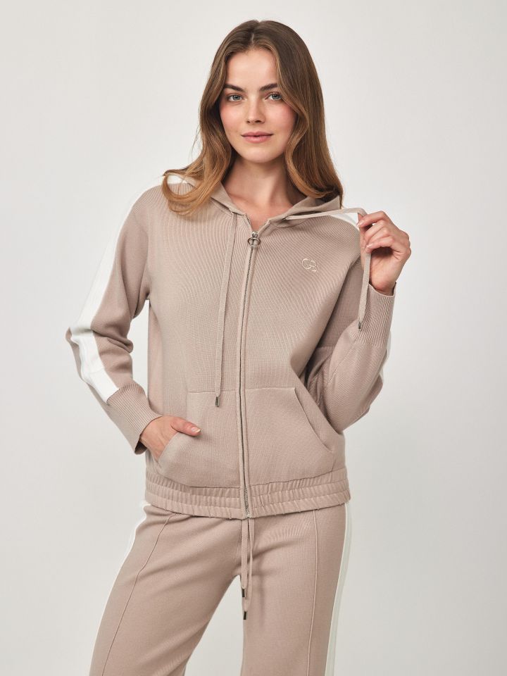 חליפת פנאי סריג שילובים בצבע בייז קפוצינו