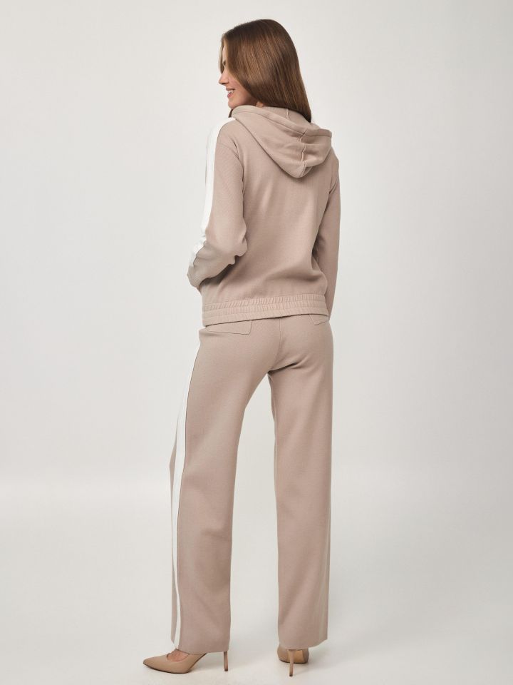 חליפת פנאי סריג שילובים בצבע בייז קפוצינו