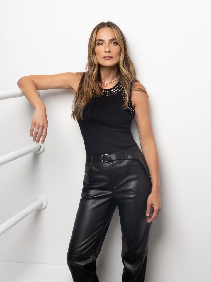 גופיה סריג פתח יהלומים בצבע שחור