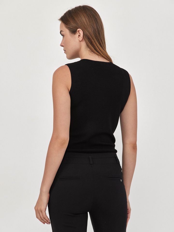 גופיה סריג פתח יהלומים בצבע שחור