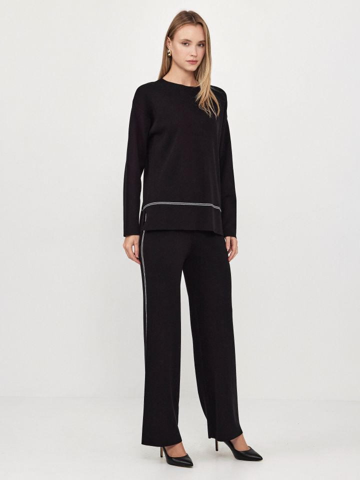 חליפת פנאי סריג שילוב פסים בצבע שחור