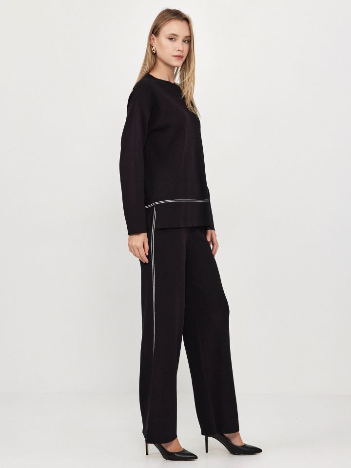 חליפת פנאי סריג שילוב פסים בצבע שחור