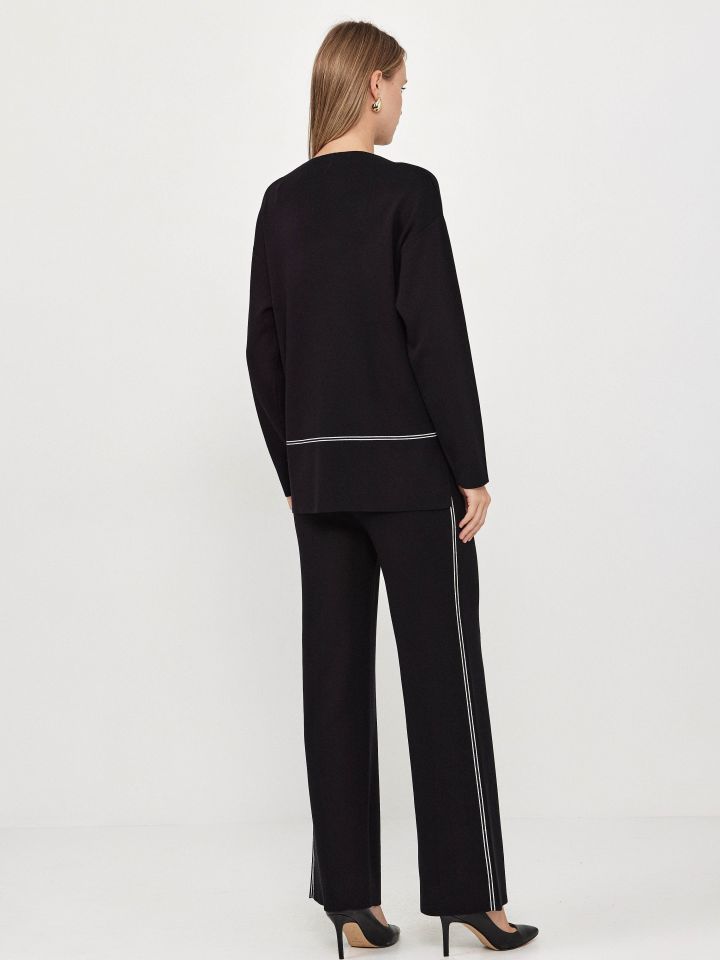 חליפת פנאי סריג שילוב פסים בצבע שחור