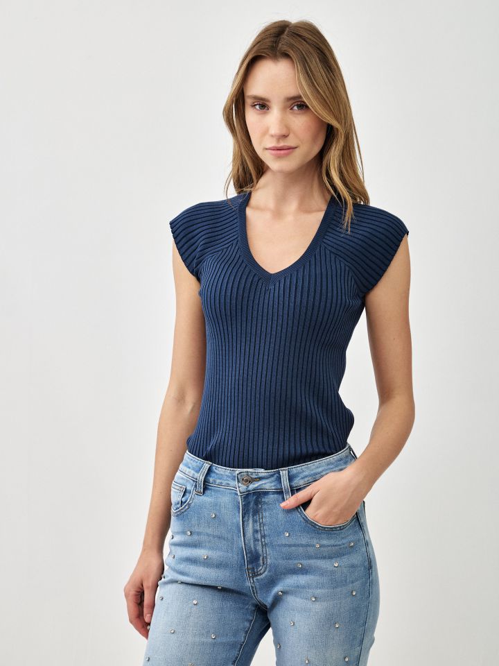 סריג V ריבים בצבע כחול ונסה