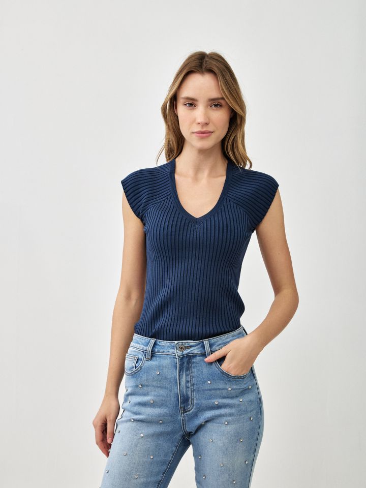 סריג V ריבים בצבע כחול ונסה