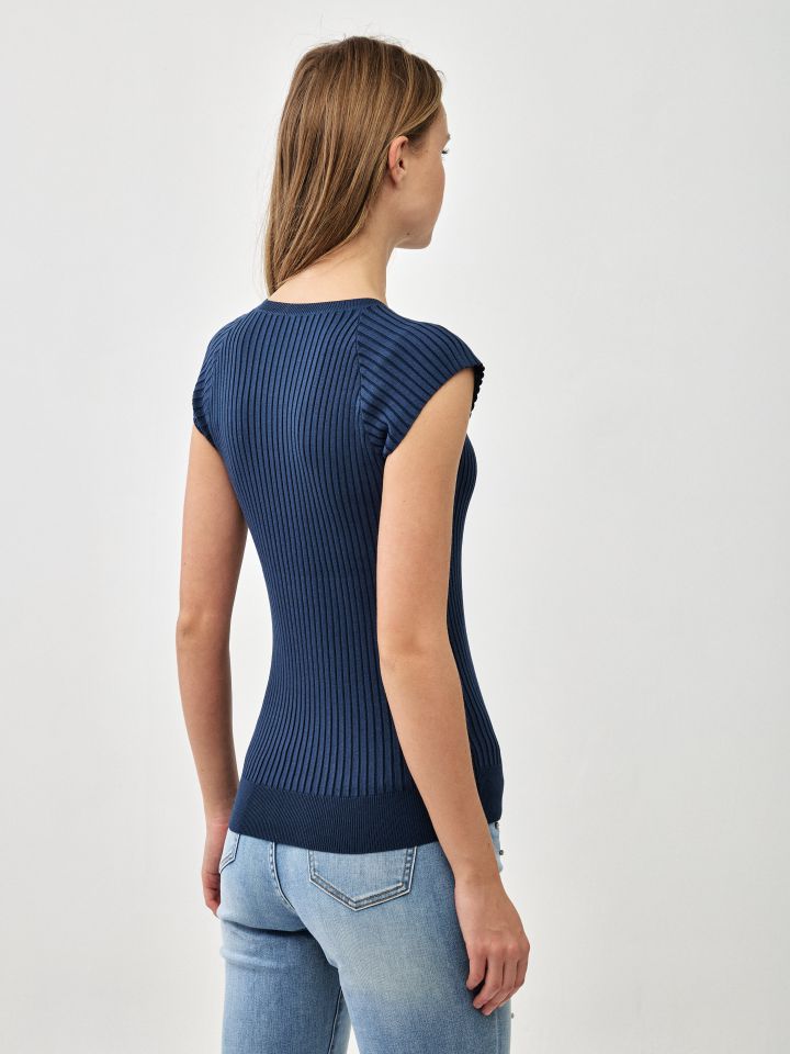 סריג V ריבים בצבע כחול ונסה