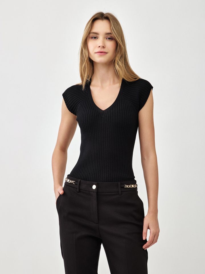 סריג V ריבים בצבע שחור