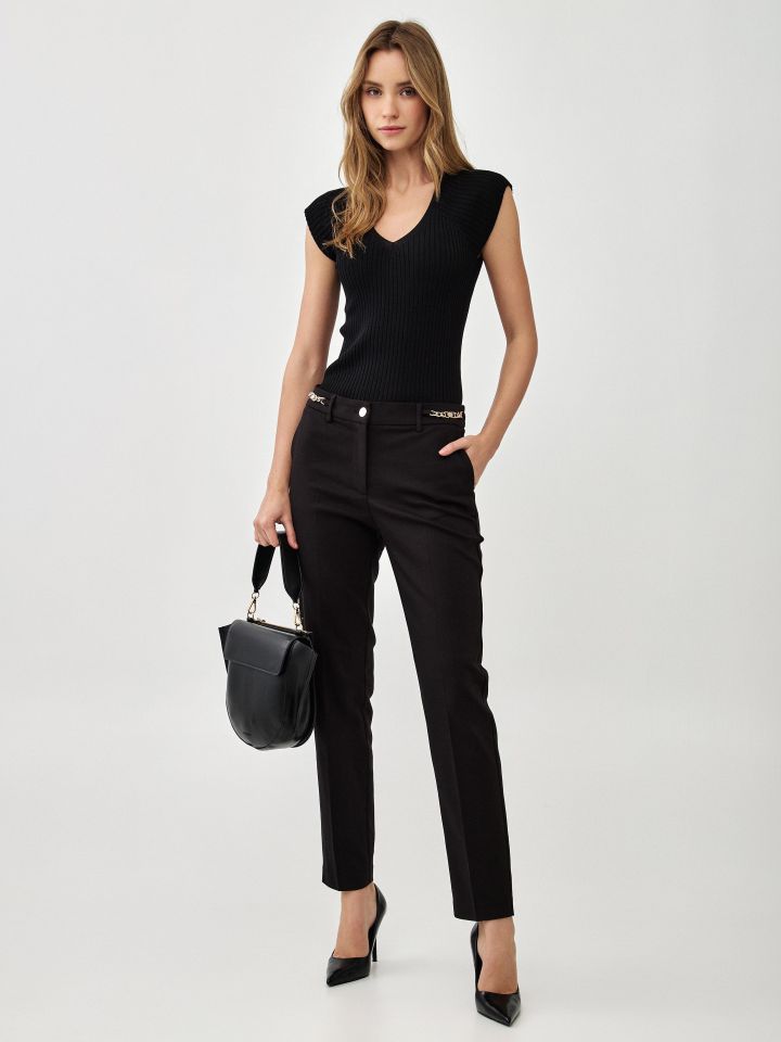 סריג V ריבים בצבע שחור