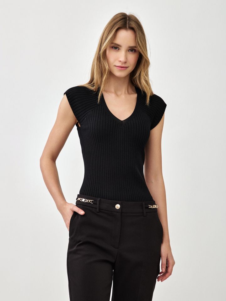 סריג V ריבים בצבע שחור