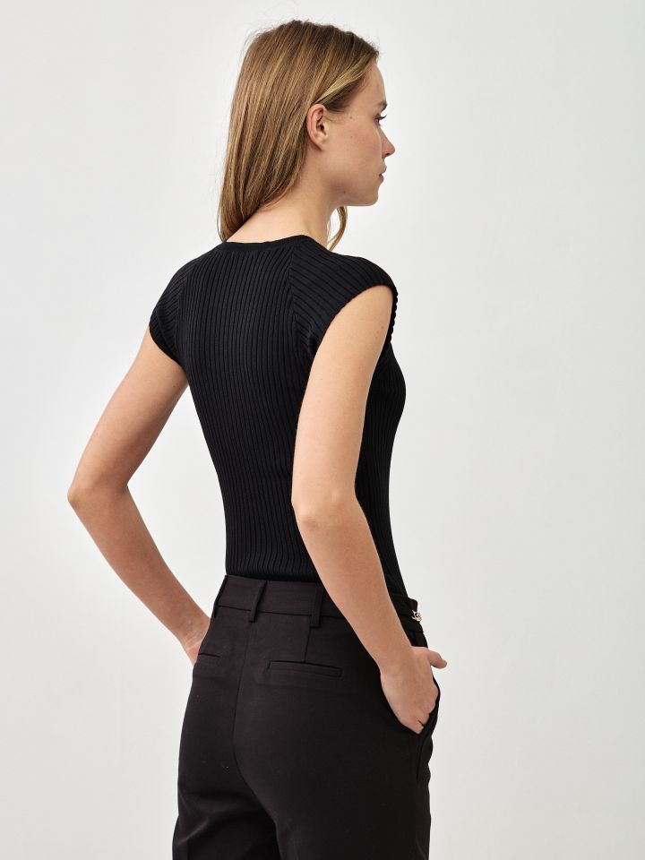 סריג V ריבים בצבע שחור