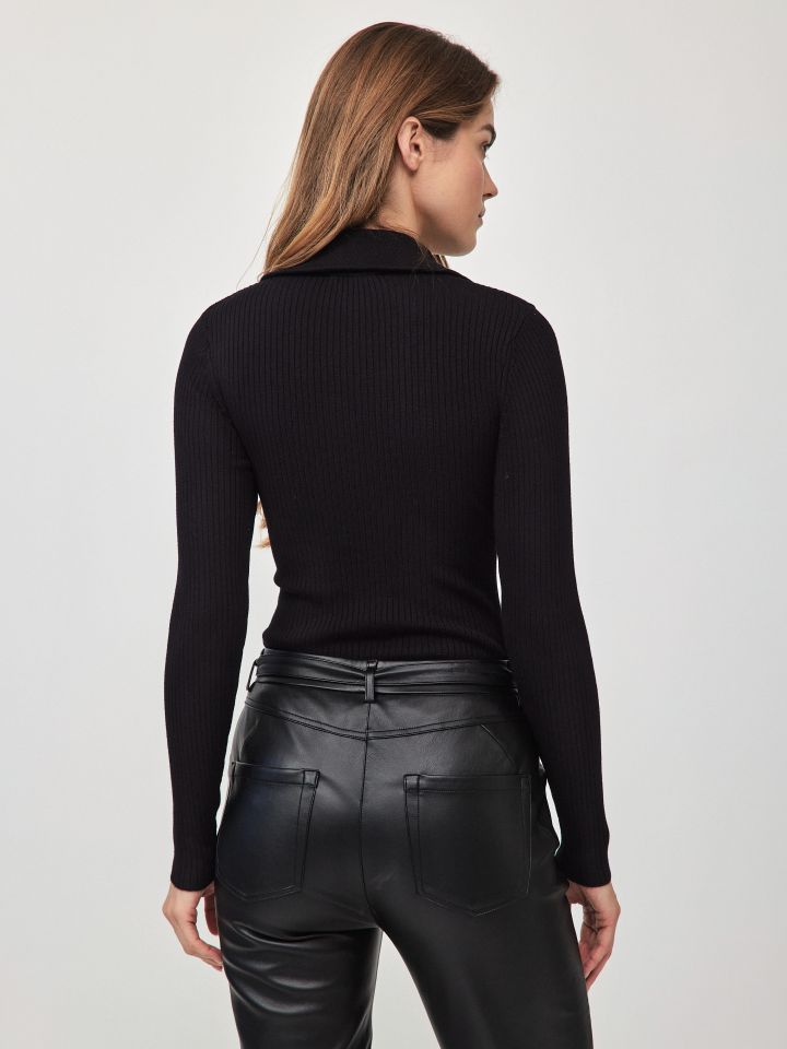 סריג צוארון ורוכסן PROMO בצבע שחור