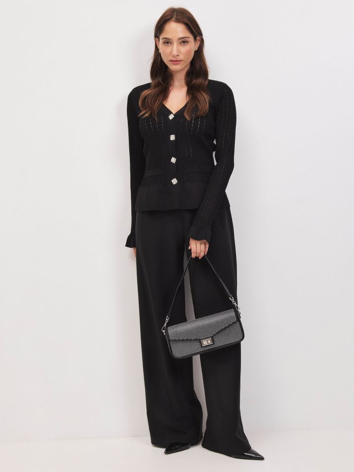 עליונית סריג כפתורים בצבע שחור