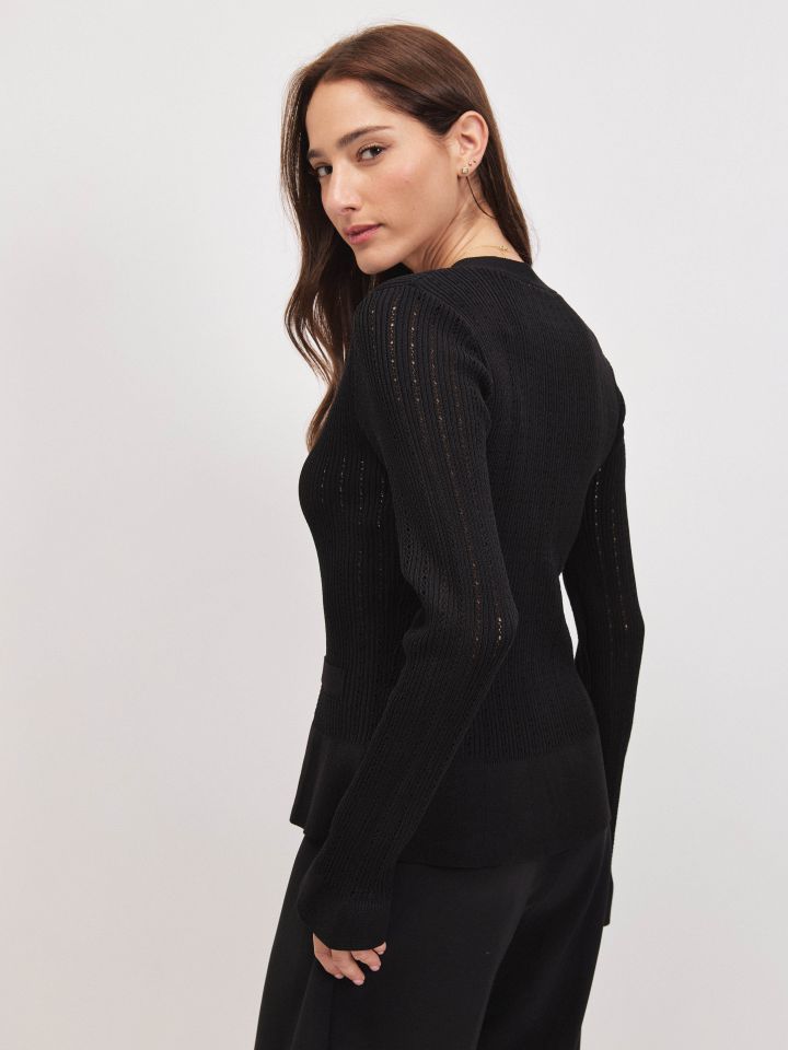 עליונית סריג כפתורים בצבע שחור